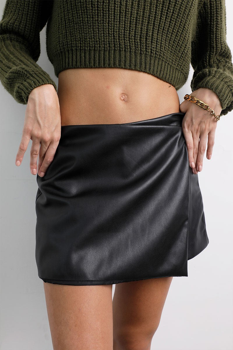 Short Falda Cuerina Negro