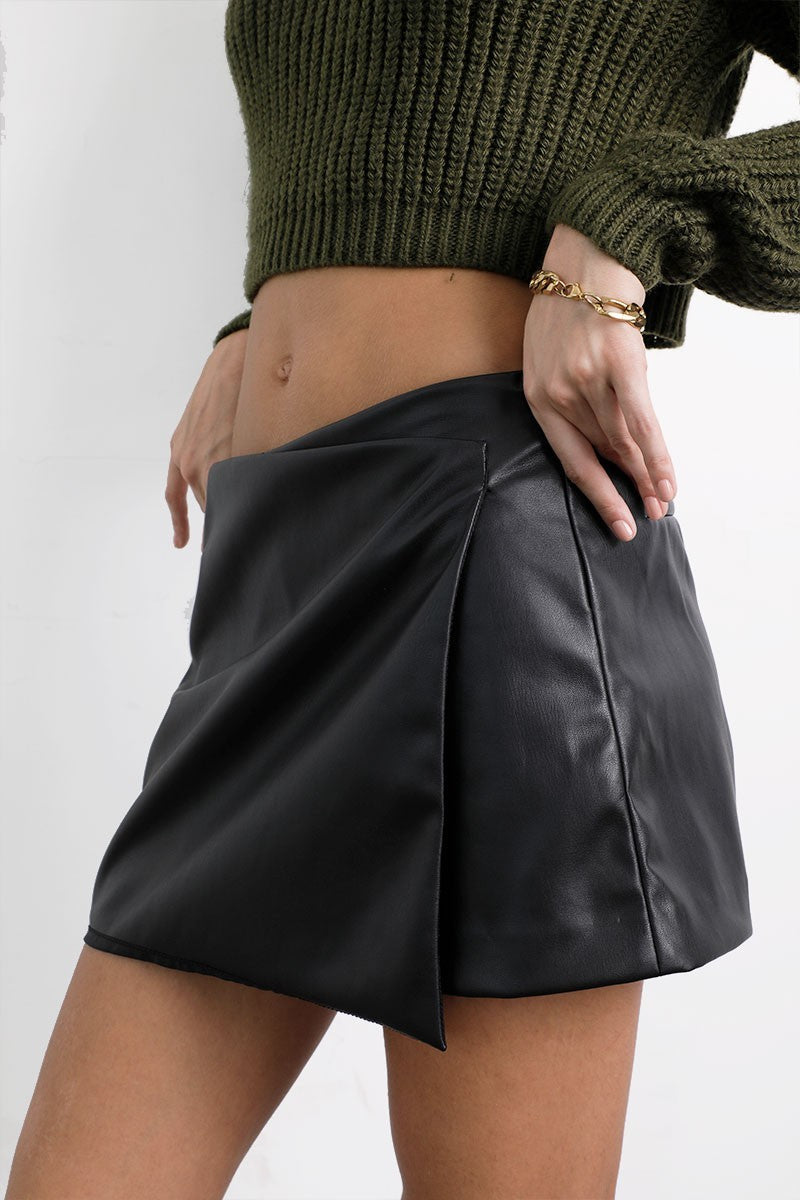 Short Falda Cuerina Negro