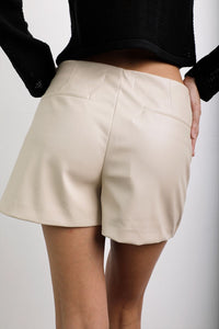Short Falda Cuerina Beige